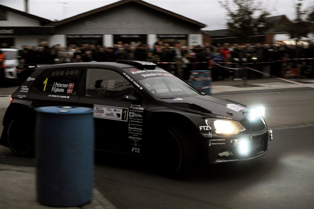 Rally Stoholm blev fredag aften skudt i gang i Stoholms gader, hvor den lokale kører Jan Petersen var første mand afsted i sin Skoda Fabia Rally2.
(Foto: Morten Alstrup)